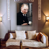 Atatürk Kahve Fincanı ile Düşünceli An Cam Tablo – ATA169