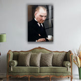 Atatürk Kahve Fincanı ile Düşünceli An Cam Tablo – ATA169