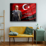 Atatürk Türk Bayrağı Önünde Cam Tablo – “Türk, Öğün, Çalış, Güven!” – ATA243
