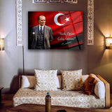 Atatürk Türk Bayrağı Önünde Cam Tablo – “Türk, Öğün, Çalış, Güven!” – ATA243