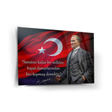 Atatürk Türk Bayrağı Önünde Cam Tablo – “Sanatsız Kalan Millet” – ATA245