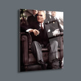 Atatürk cam tablo, farklı açılardan modern ve minimalist tasarım detaylarıyla gösterilmektedir