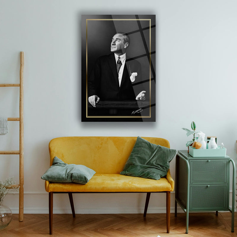 Atatürk Siyah Beyaz Bakış Portre Cam Tablo – ATA116