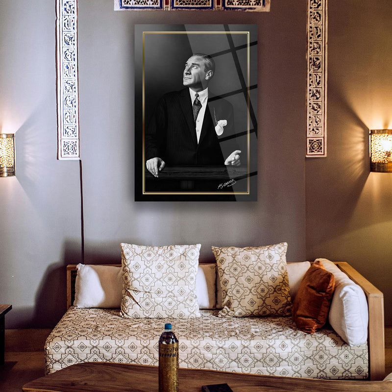 Atatürk Siyah Beyaz Bakış Portre Cam Tablo – ATA116