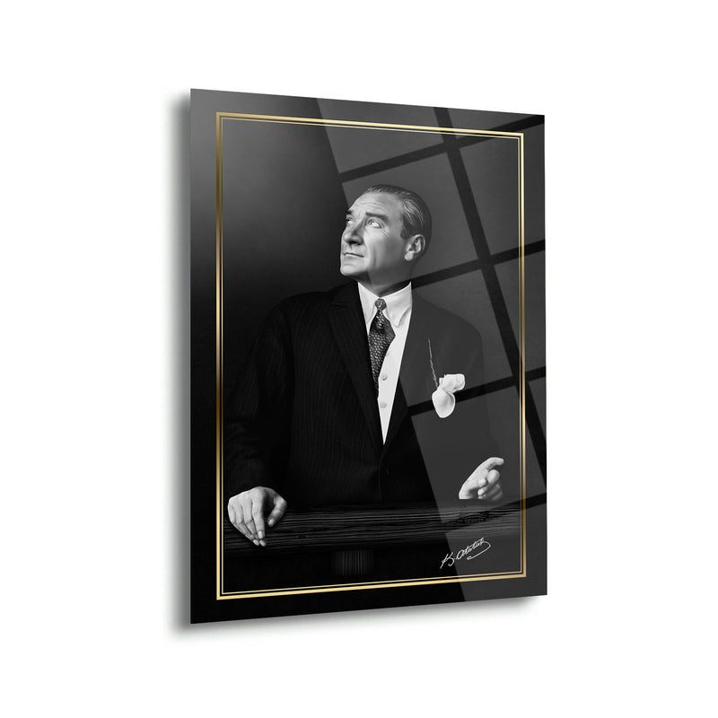 Atatürk Siyah Beyaz Bakış Portre Cam Tablo – ATA116
