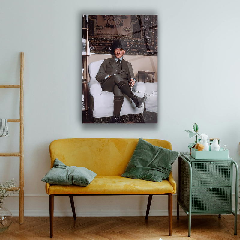 Atatürk Beyaz Koltukta Tespih ile Cam Tablo – ATA160