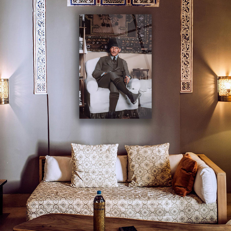 Atatürk Beyaz Koltukta Tespih ile Cam Tablo – ATA160