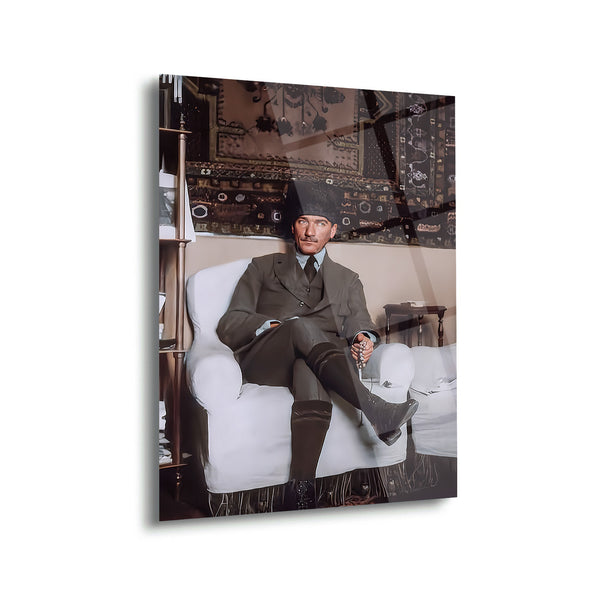Atatürk Beyaz Koltukta Tespih ile Cam Tablo – ATA160