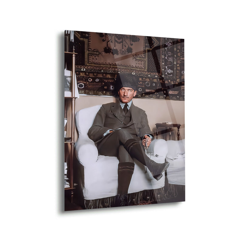 Atatürk Beyaz Koltukta Tespih ile Cam Tablo – ATA160