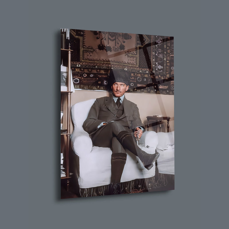 Atatürk Beyaz Koltukta Tespih ile Cam Tablo – ATA160