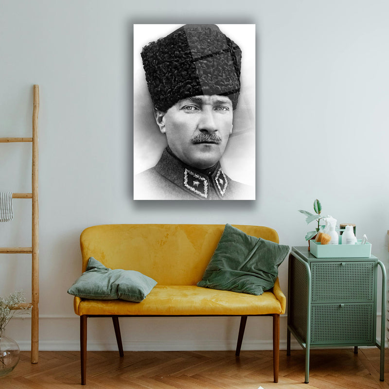 Atatürk Kalpaklı Askeri Portre Cam Tablo – ATA165