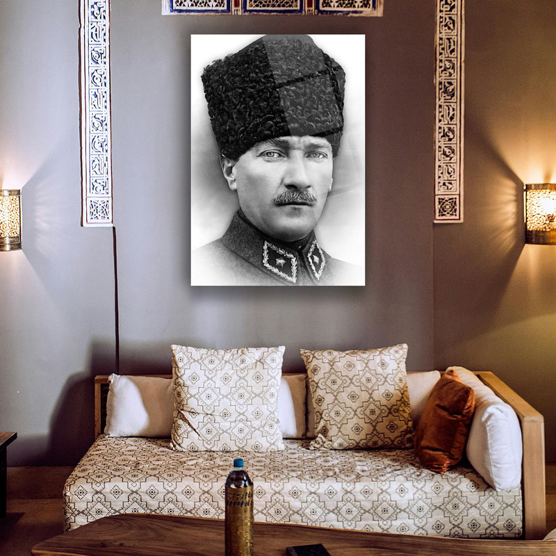 Atatürk Kalpaklı Askeri Portre Cam Tablo – ATA165