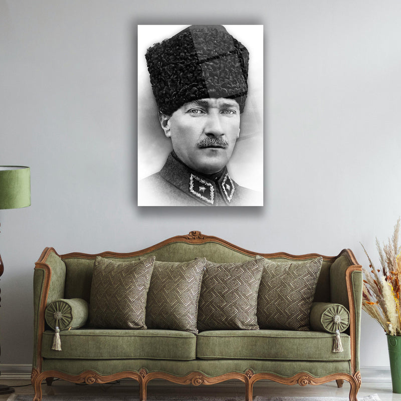 Atatürk Kalpaklı Askeri Portre Cam Tablo – ATA165
