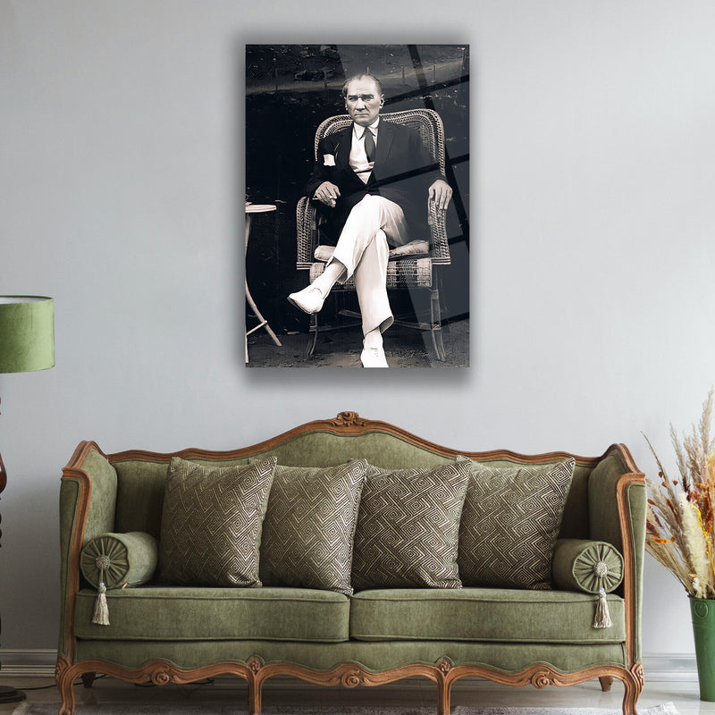 Atatürk Bahçede Sandalyede Otururken Cam Tablo – ATA166