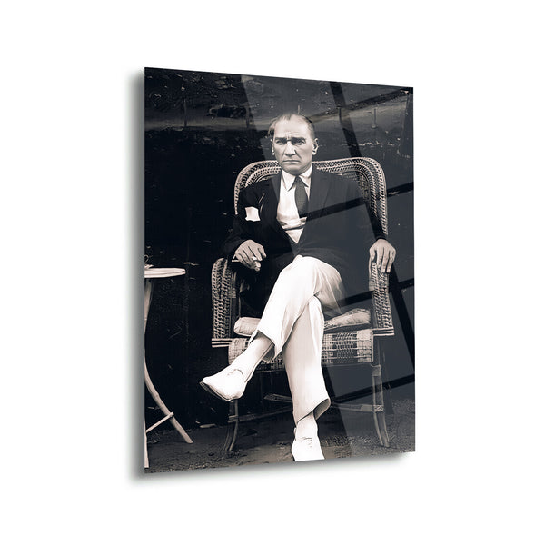 Atatürk Bahçede Sandalyede Otururken Cam Tablo – ATA166