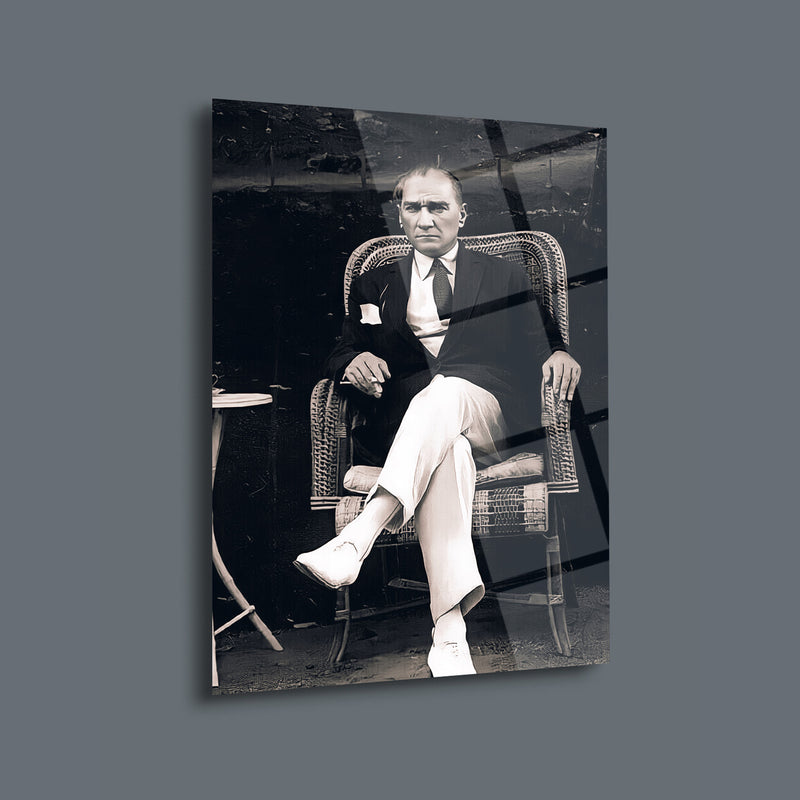 Atatürk Bahçede Sandalyede Otururken Cam Tablo – ATA166