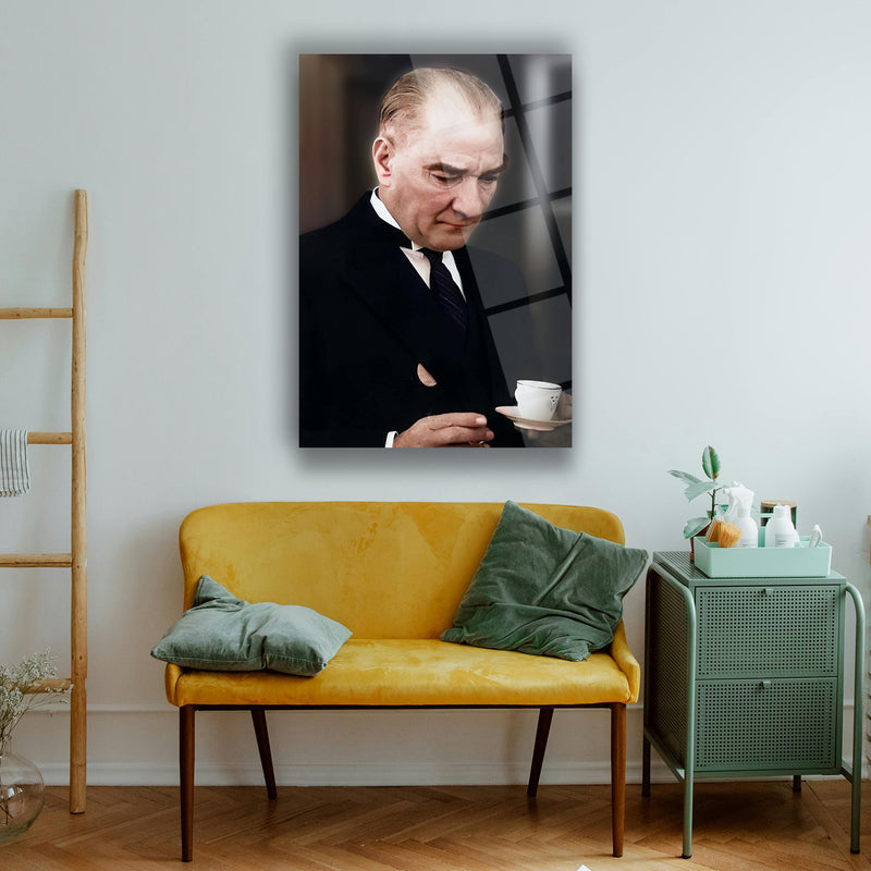 Atatürk Kahve Fincanı ile Düşünceli An Cam Tablo – ATA169