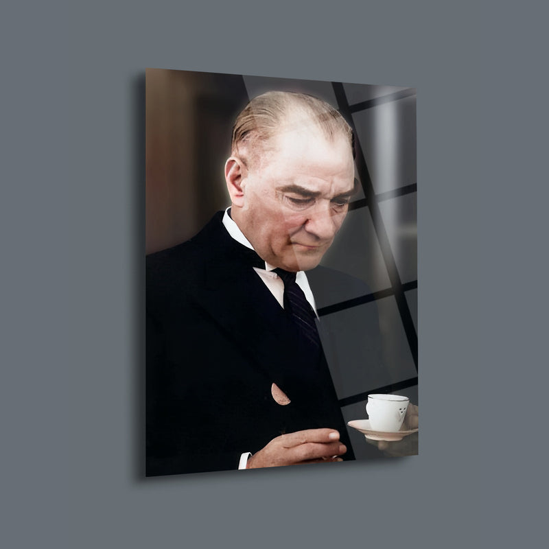 Atatürk Kahve Fincanı ile Düşünceli An Cam Tablo – ATA169