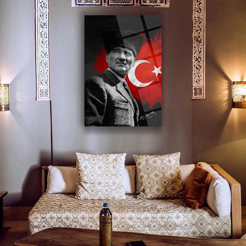 Atatürk Türk Bayrağı Önünde Cam Tablo – ATA182