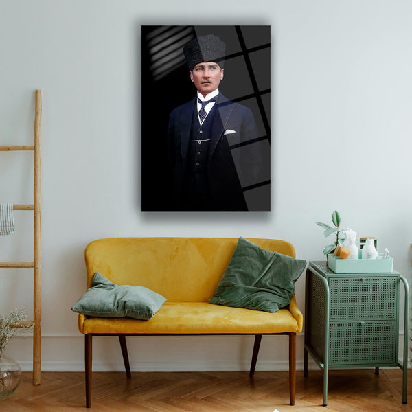 Atatürk Şapkalı ve Takım Elbiseli Portre Cam Tablo – ATA183