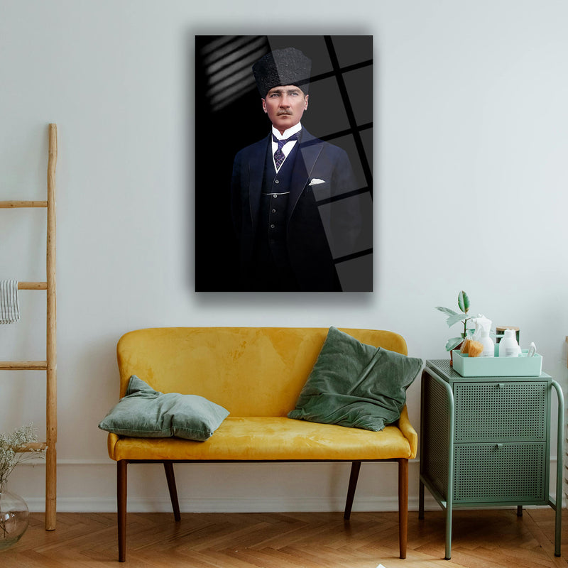 Atatürk Şapkalı ve Takım Elbiseli Portre Cam Tablo – ATA183