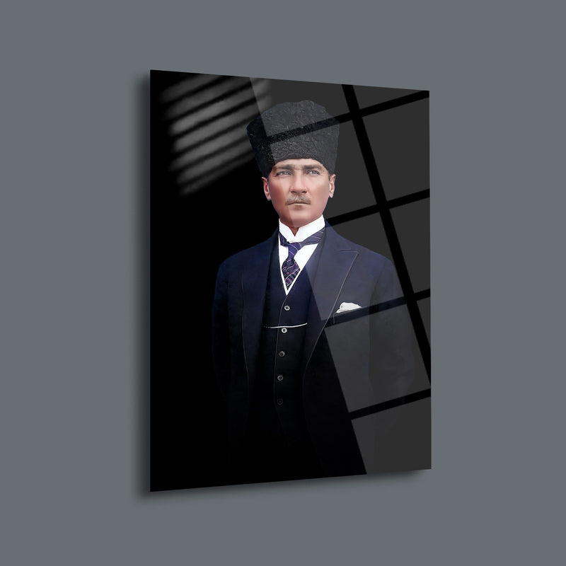 Atatürk Şapkalı ve Takım Elbiseli Portre Cam Tablo – ATA183
