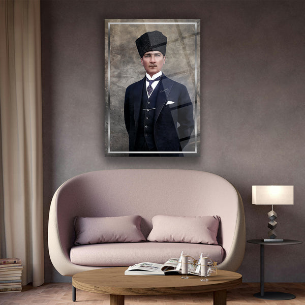 Atatürk Şapkalı ve Takım Elbiseli Renkli Portre Cam Tablo – ATA184