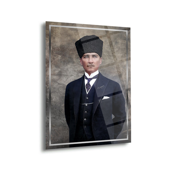 Atatürk Şapkalı ve Takım Elbiseli Renkli Portre Cam Tablo – ATA184