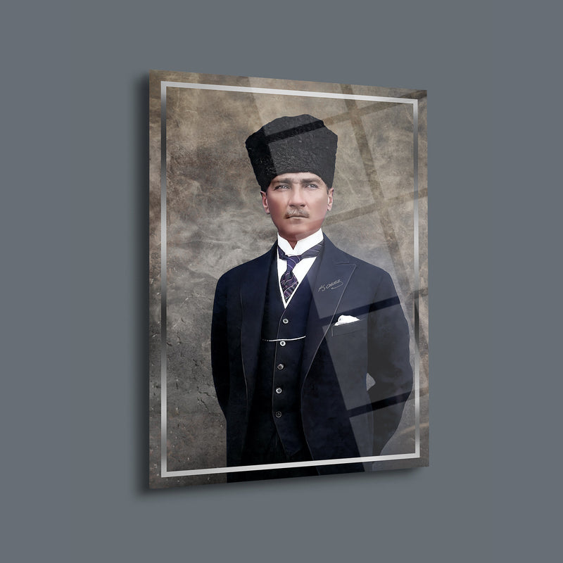 Atatürk Şapkalı ve Takım Elbiseli Renkli Portre Cam Tablo – ATA184