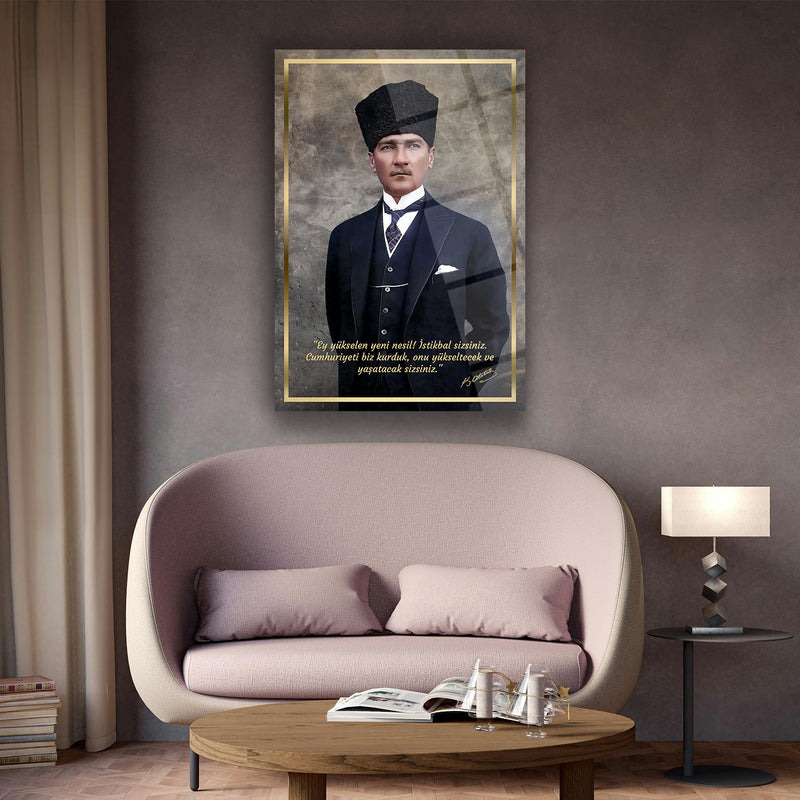 Atatürk Kalpaklı ve Takım Elbiseli Sözlü Portre Cam Tablo – ATA185