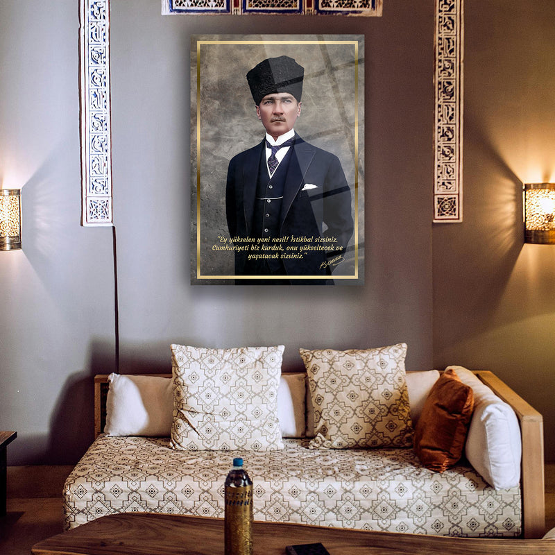Atatürk Kalpaklı ve Takım Elbiseli Sözlü Portre Cam Tablo – ATA185