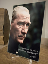 Atatürk Vatanını En Çok Seven Görevini En İyi Yapandır Cam Tablo – 14 x 20 cm masaüstü cam tablo, şeffaf pleksi ayak üzerinde çalışma masasında (ATA142)