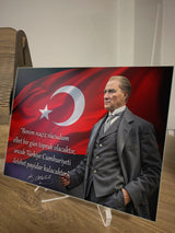 Atatürk Türk Bayrağı Önünde Cam Tablo – 20 x 14 cm masaüstü cam tablo, şeffaf pleksi ayak üzerinde çalışma masasında (ATA247)