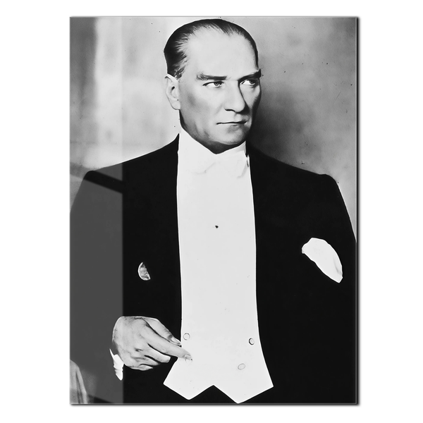 Atatürk Portre Cam Tablo – UV Baskılı Temperli Cam | Şık Smokinli Duruşuyla Kararlı ve Anlamlı Tasarım - ATA113