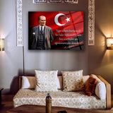 Atatürk Türk Bayrağı Önünde Cam Tablo – “Eğer Ülkeni Kurtaracak Bir Lider Bekliyorsan…” – ATA248