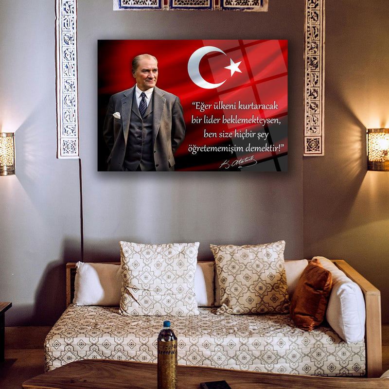 Atatürk Türk Bayrağı Önünde Cam Tablo – “Eğer Ülkeni Kurtaracak Bir Lider Bekliyorsan…” – ATA248