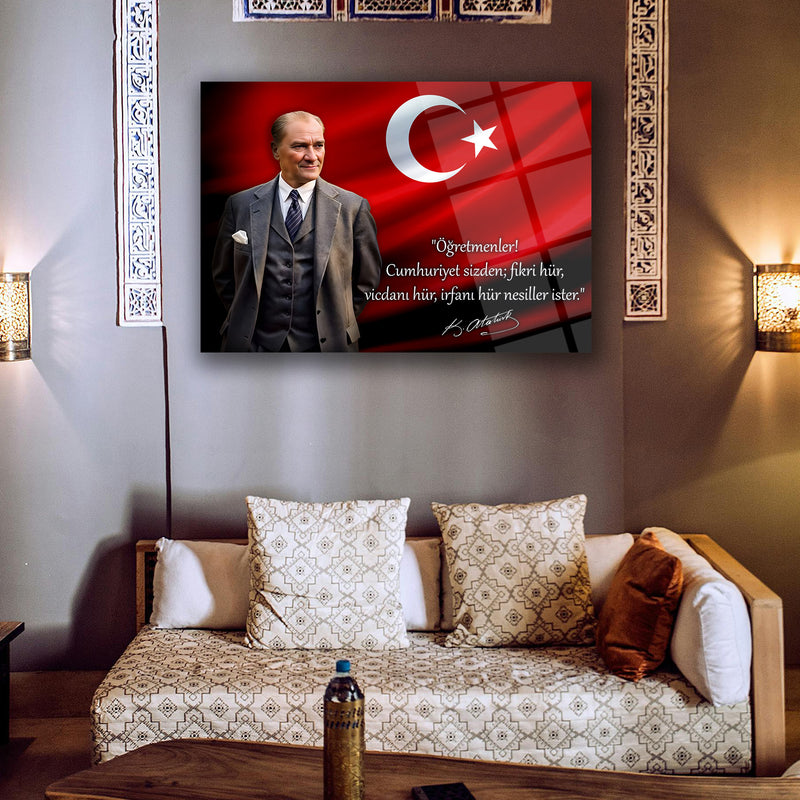 Atatürk Türk Bayrağı Önünde Cam Tablo – “Öğretmenler! Cumhuriyet Sizden…” – ATA249