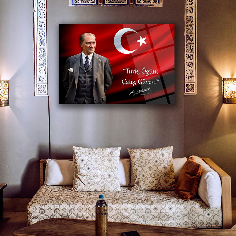 Atatürk Türk Bayrağı Önünde Cam Tablo – “Türk, Öğün, Çalış, Güven!” – ATA243