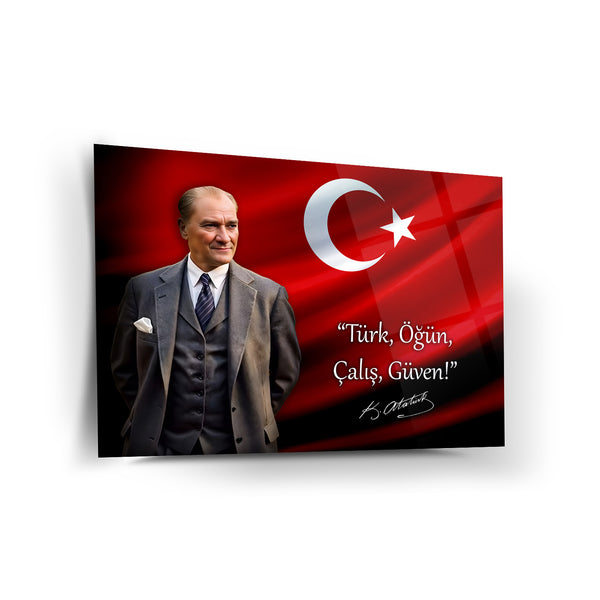 Atatürk Türk Bayrağı Önünde Cam Tablo – “Türk, Öğün, Çalış, Güven!” – ATA243