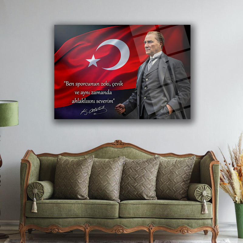 Atatürk Türk Bayrağı Önünde Cam Tablo – “Zeki, Çevik ve Ahlaklı Sporcu” – ATA246