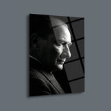Mustafa Kemal Atatürk Dramatik Işık Yandan Portre Cam Tablo – ATA301