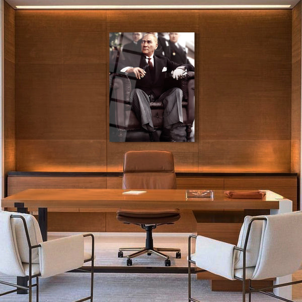 Atatürk Portre Cam Tablo, siyah beyaz modern dekoratif duvar sanatı, UV baskı ile üretilmiş minimalist sanat eseri.
