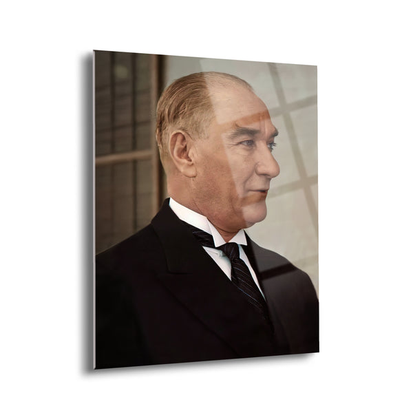 Atatürk Portre Cam Tablo, modern siyah beyaz duvar dekoru, UV baskı ile detaylı sanat eseri.