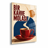 Bir Kahve Molası cam tablo MOD144; bordo fincan, lacivert kemer ve krem zeminli tasarımın beyaz fonda görünümü.