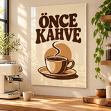 Önce Kahve cam tablo MOD164, espresso makinesi bulunan ahşap kahve köşesinde.